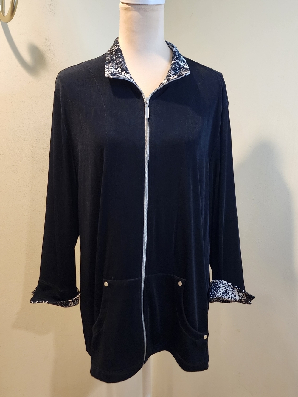 Chico's Black and White Patterned Zip Up Jacket Top Wuth Pockets Sz 3